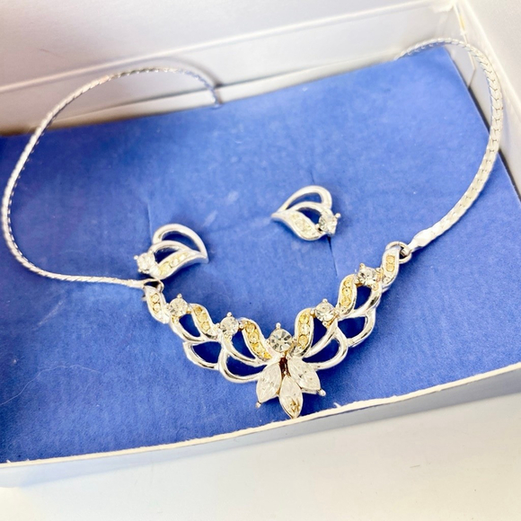 Vintage Avon Silver Tone Rhinestone Necklace & Earring Set in Box. New Old Stock - Picture 3 of 9